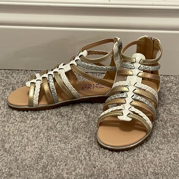 NEW NEVER WORN GIRLS SANDALS - SIZE 12 - Picture 2 of 4